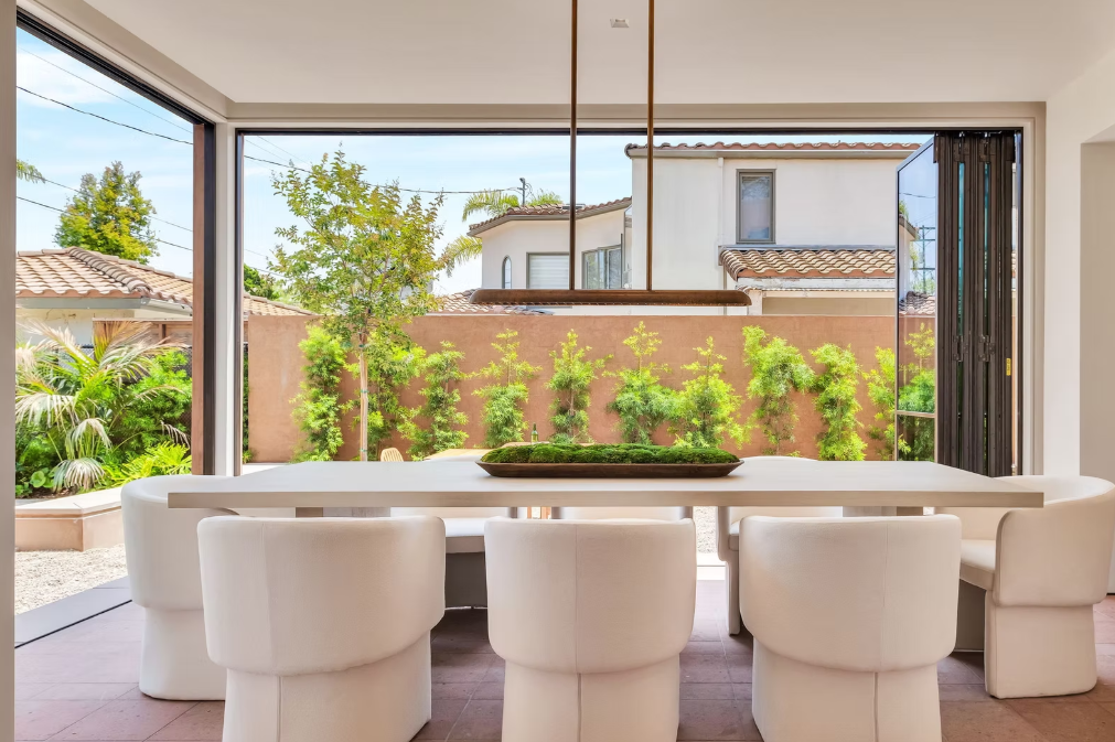 Dining area at 421 19th Street